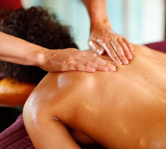 Ayurveda Massage an der Schulter