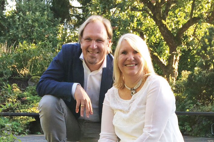 Kerstin und Mark Rosenberg am Teich