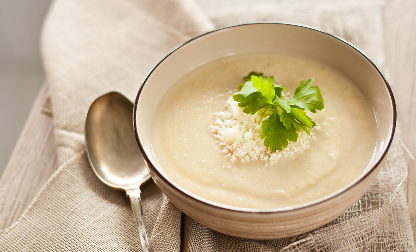 Suppe in Schüssel