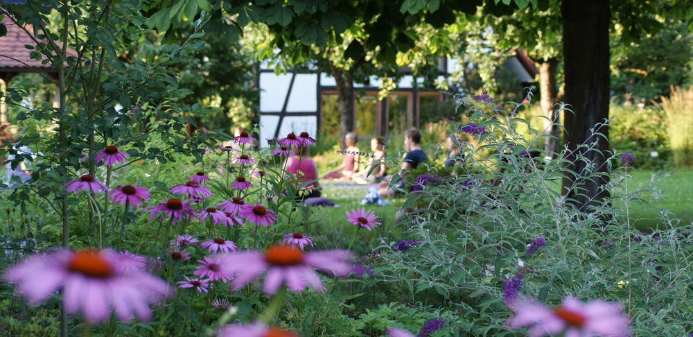 Yogagruppe im Garten des Kurzentrums