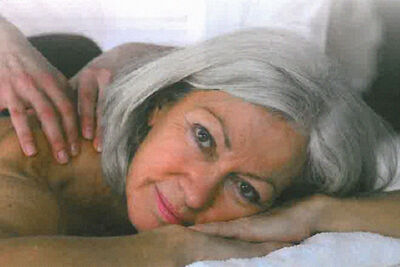 Ältere Frau bei Ayurveda-Massage