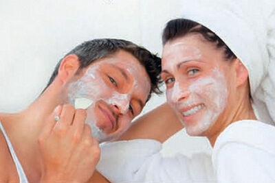 Mann und Frau mit Gesichtsmasken