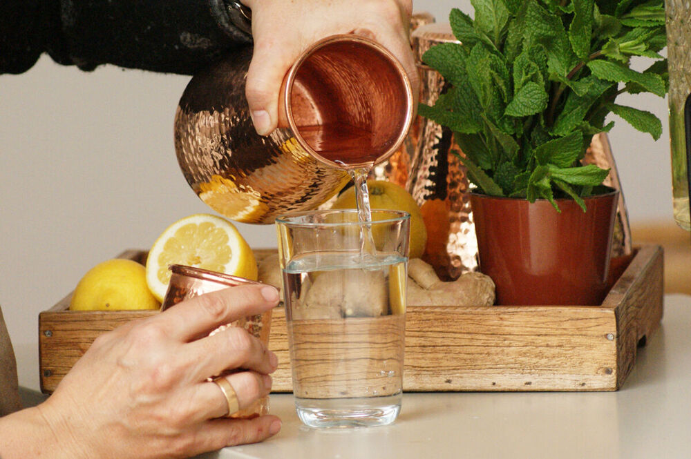 Ingwerwasser im Glas aus der Kupferkanne