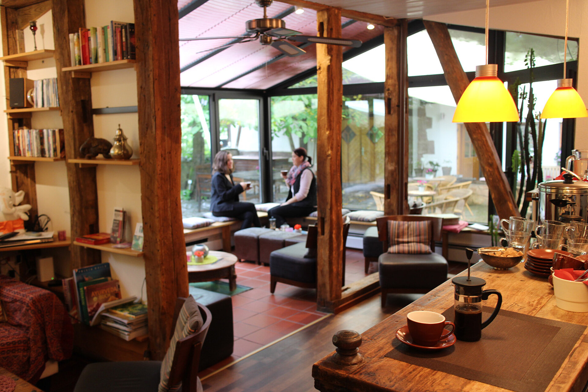 Kulinarik im&nbsp;Ayurveda-Caféund Stöbern imAyurMed-Shop