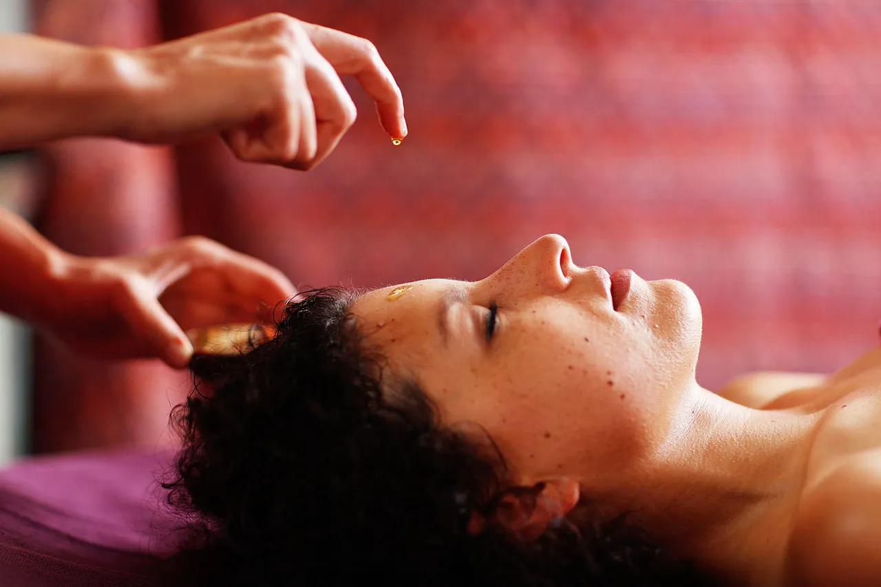 Ayurveda Marma-Behandlung im Gesichts- und Kopfbereich am Rosenberg Ayurveda Gesundheits- und Kurzentrum