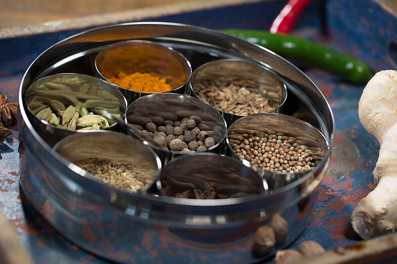 Indische Gewürzbox (Masala Dabba) mit Kurkuma, Koriander, Kreuzkümmel, Kardamom und weiteren ayurvedischen Gewürzen