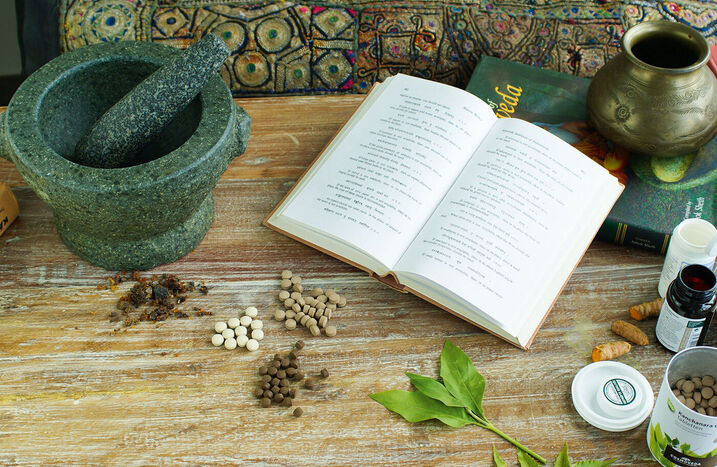 Ayurveda Medizin Buch Mörser Tabletten