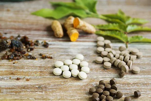 Ayurvedische Kräutertabletten mit Kurkuma und Harz
