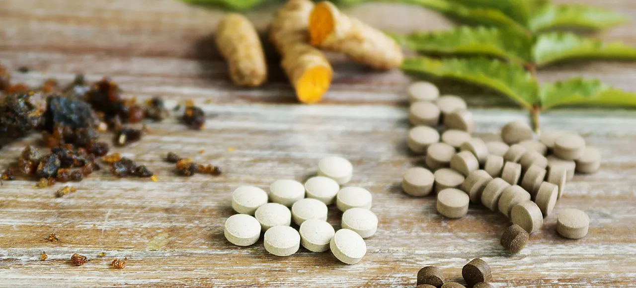 Ayurvedische Kräutertabletten mit Kurkuma und Harz
