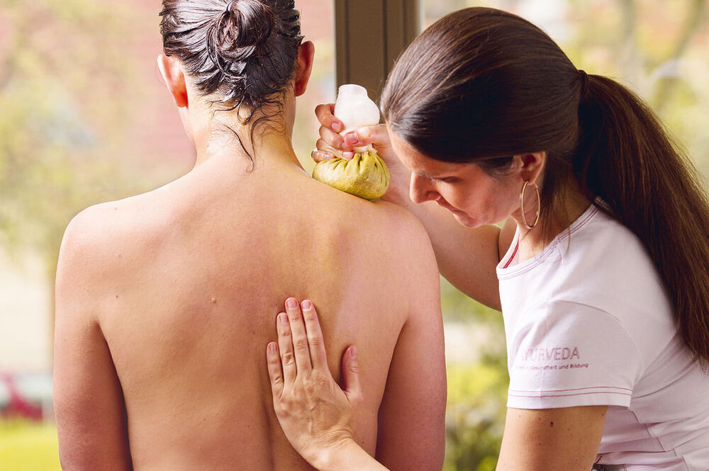 Ayurveda Rückenmassage Pindabeutel