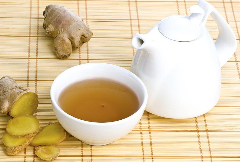 Ayurvedische Heilkräuter und Gewürze zur Immunstärkung – Tribhuvanakirti Rasa Zutaten mit Mörser