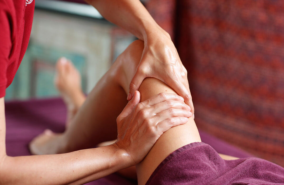 Ayurveda-Massage am Bein und Knie