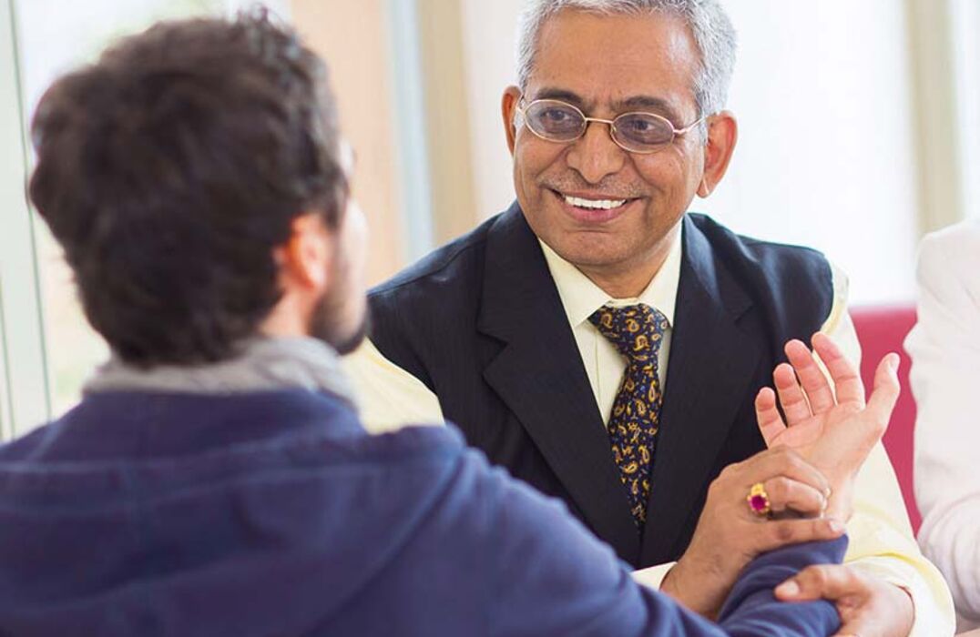 Mann untersucht Patient