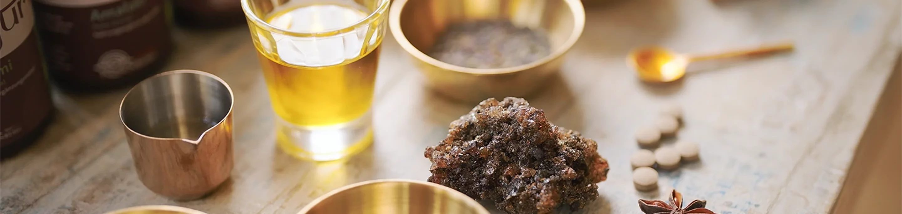 Ayurvedische Kräuter und Öle